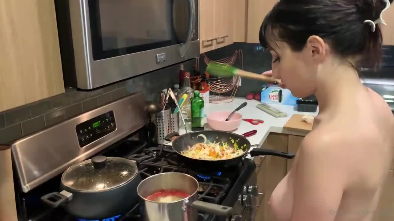 boobs housewife nude video
